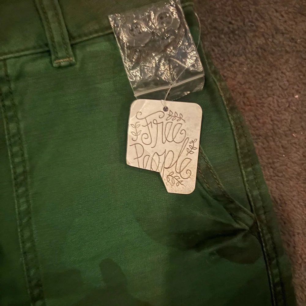 Free People Olive Camo Cargo Cropped Pants size 0 NWT - Picture 3 of 4